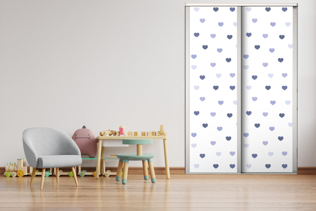 Tapisserie motif coeur décoration pas chère porte de dressing enfant
