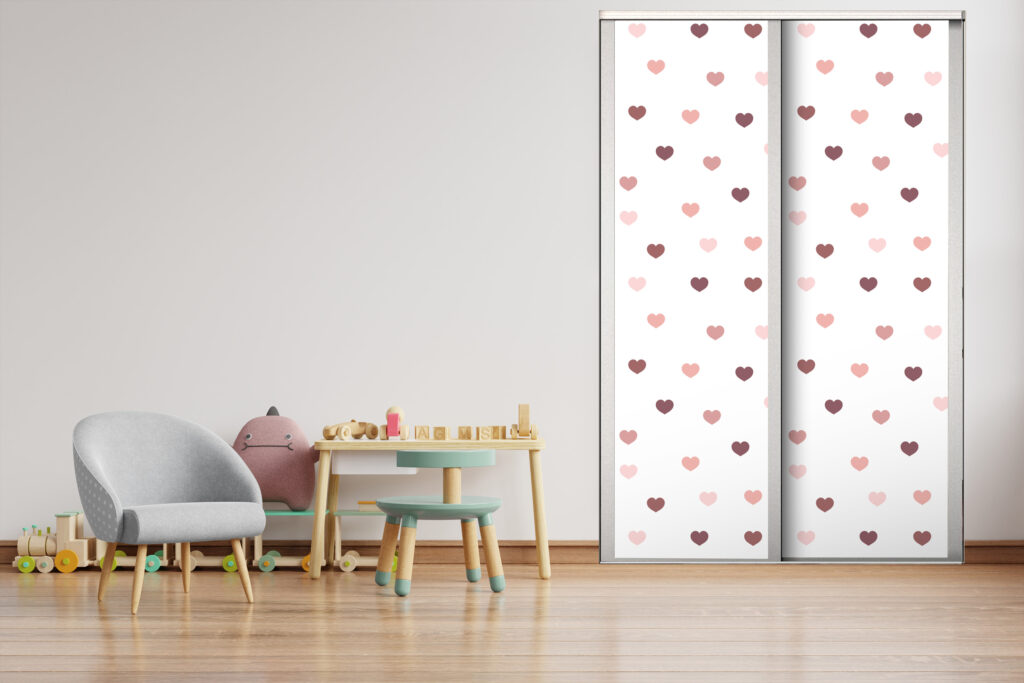Tapisserie motif coeur décoration pas chère placard coulissant enfant