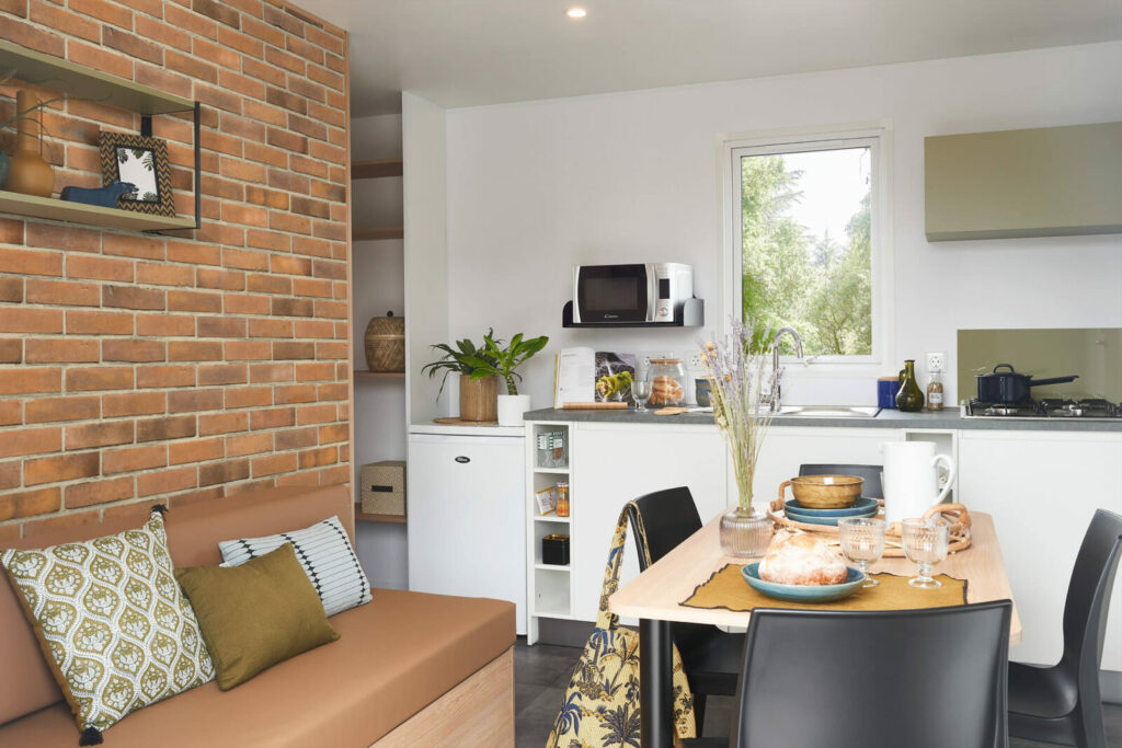 livraison rapide collection tapisserie encollée imitation brique style anglais tendance trompe l'œil sur-mesure prix abordable mobil-home pièce de vie