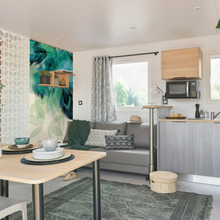 papier peint pré encollé plume de paon facile à poser chalet de camping