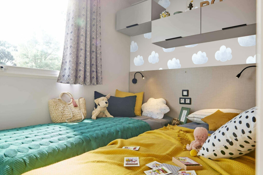 papier peint à encoller enfantin pas cher nuages mobil home chambre beige