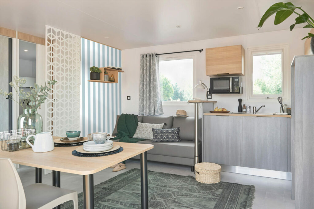 tapisserie à encoller personnalisable rayures retro mobil home salle à manger bleu