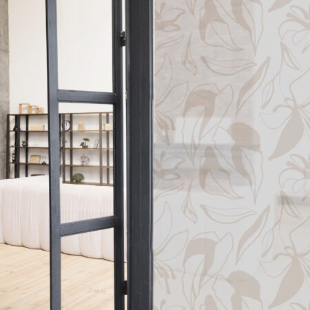 Apportez élégance et intimité à vos espaces avec notre film dépoli pour vitrage, décoré de magnifiques fleurs de lys abstraites.