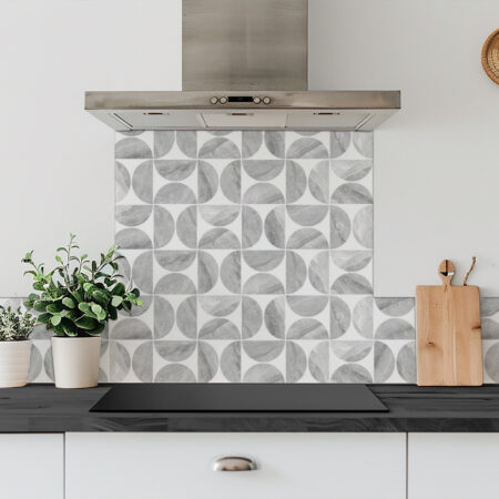 Ajoutez une touche de modernité et de raffinement à votre intérieur avec notre crédence murale imitation carreaux à motif géométrique effet pierre.