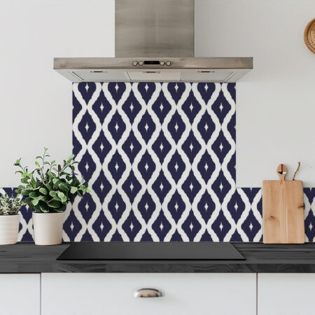 Apportez une touche de style et de modernité cette crédence adhésive au motif géométrique dans votre cuisine, salle de bain, buanderie ou votre mobil-home
