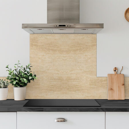 Apportez une touche de raffinement à votre espace avec cette crédence cuisine en travertin. Idéale cuisine, salle de bain ou buanderie.