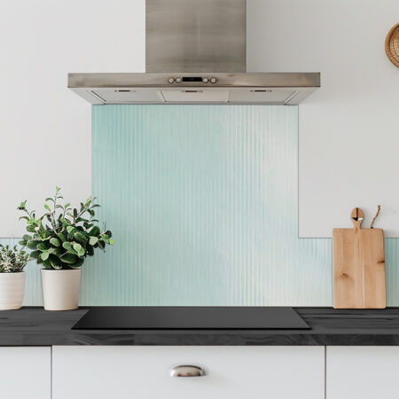 Apportez une touche de modernité à votre buanderie, cuisine ou salle de bain avec cette crédence adhésive imitation verre à flûte.