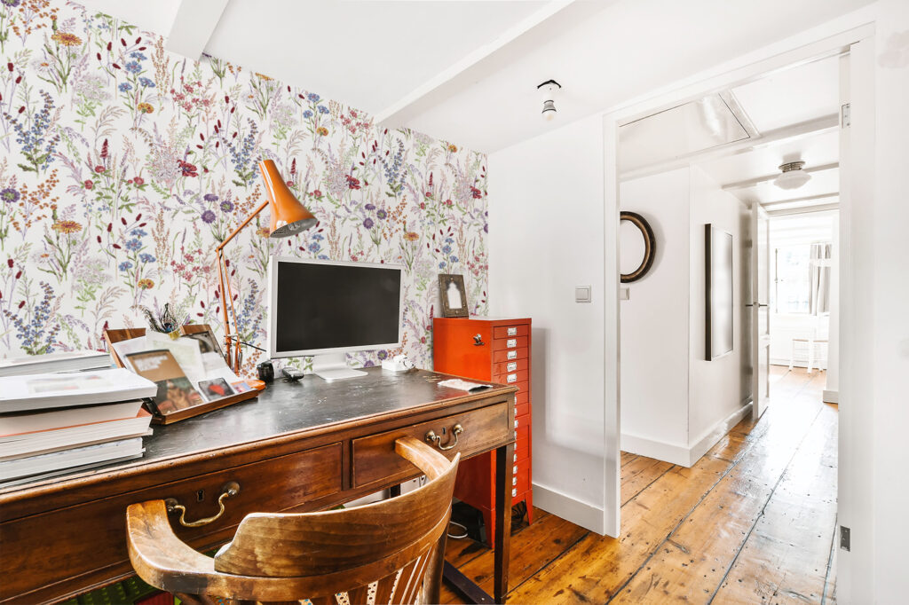 Papier peint tendance botanique au motif floral délicat et poétique. Décor mural sur mesure avec cadrage personnalisable, fabrication française.