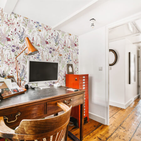 Papier peint tendance botanique au motif floral délicat et poétique. Décor mural sur mesure avec cadrage personnalisable, fabrication française.