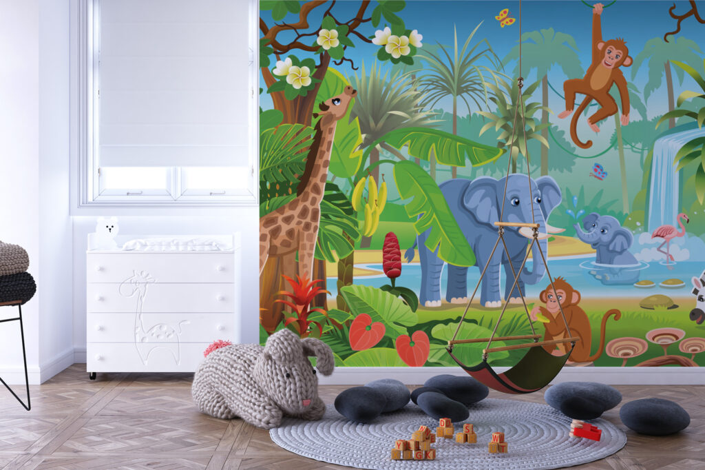 Papier peint jungle enfant ludique, coloré et plein de vie. Décor mural sur mesure, cadrage personnalisable et fabrication française.