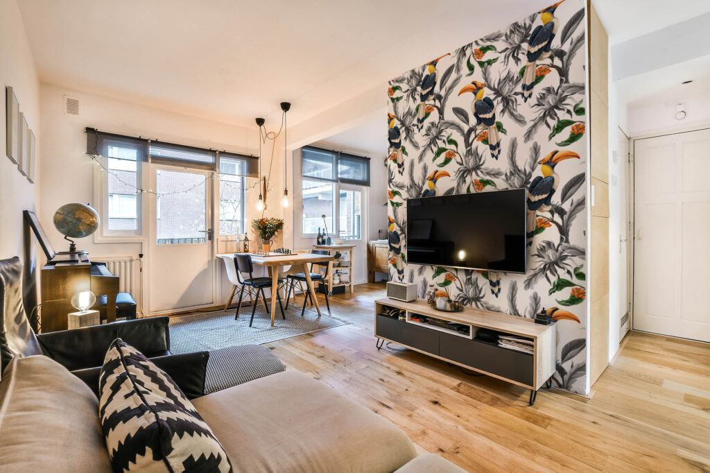 Papier peint motif Calao au style exotique et graphique. Décor mural sur mesure, fabrication française et livraison gratuite en relais en France.