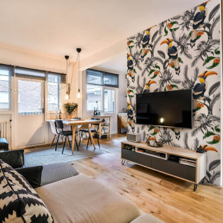 Papier peint motif Calao au style exotique et graphique. Décor mural sur mesure, fabrication française et livraison gratuite en relais en France.