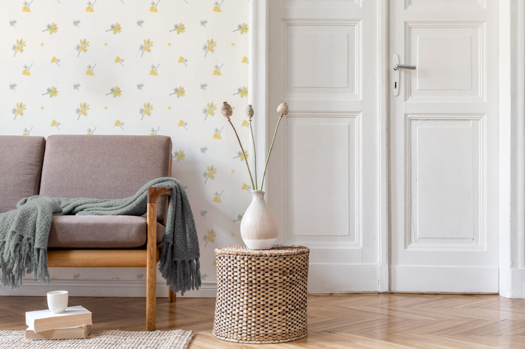 Papier peint fleurs de Mimosa au motif délicat et lumineux. Décor mural sur mesure pour une ambiance douce et élégante. Impression sur mesure à la commande.