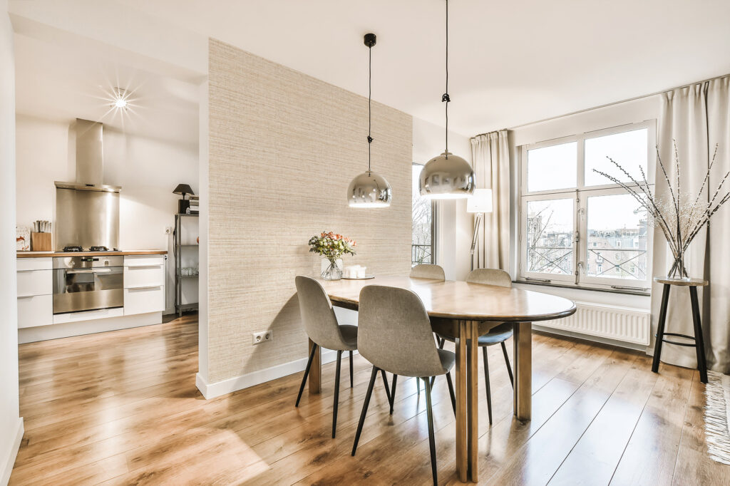 Papier peint effet lin au rendu tissé et naturel. Finition canvas pour un effet matière 3D, décor mural sur mesure.